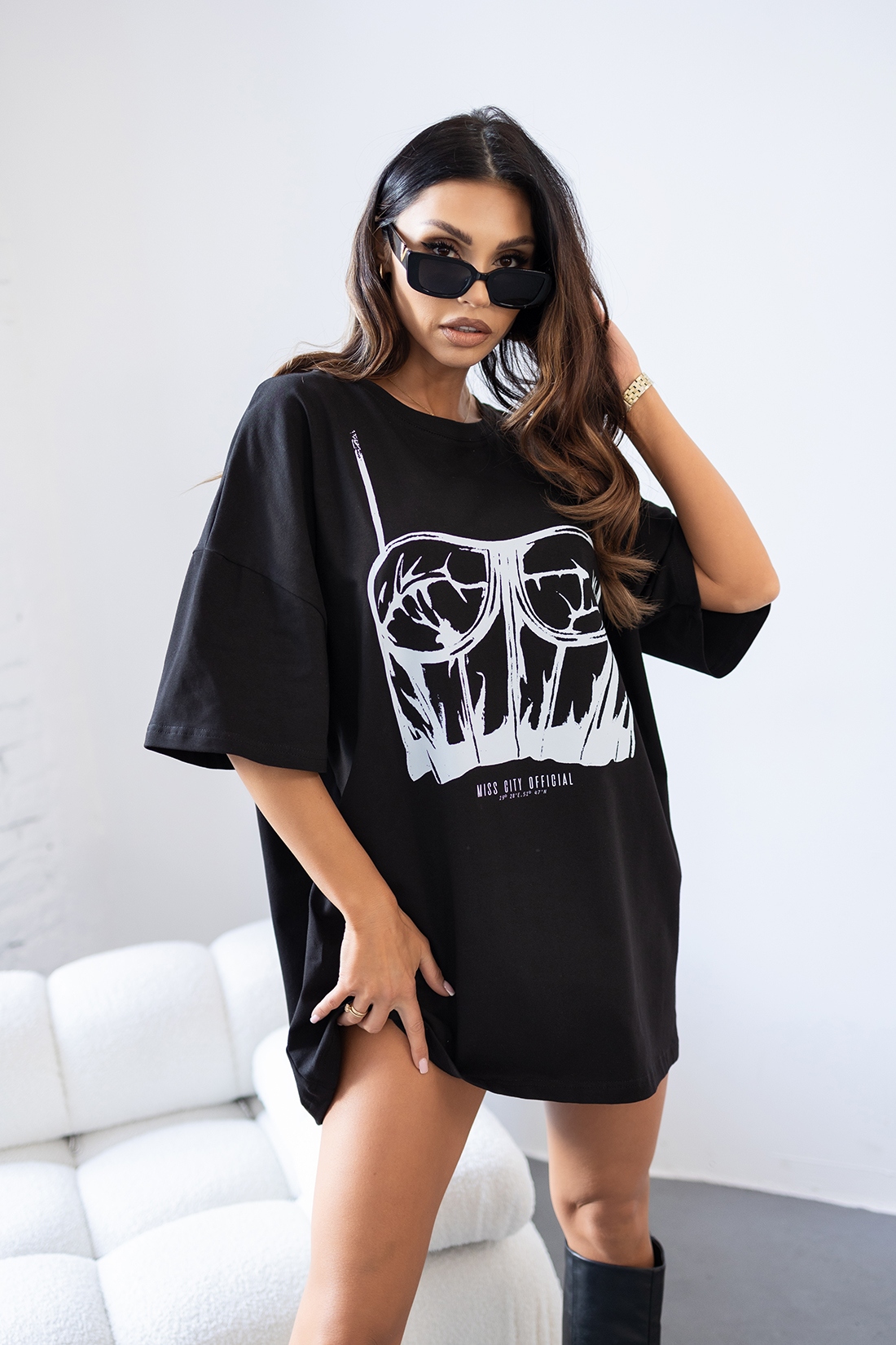 T-shirt oversize z nadrukiem MC Corset czarny T-shirt oversize z nadrukiem MC Corset czarny