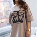 T-shirt oversize z nadrukiem MC Corset beżowy
