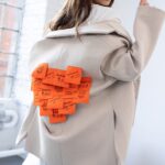 Marynarka oversize z aplikacją MC SMILE kremowa/pomarańcz