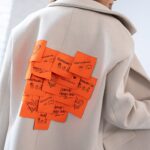 Marynarka oversize z aplikacją MC SMILE kremowa/pomarańcz