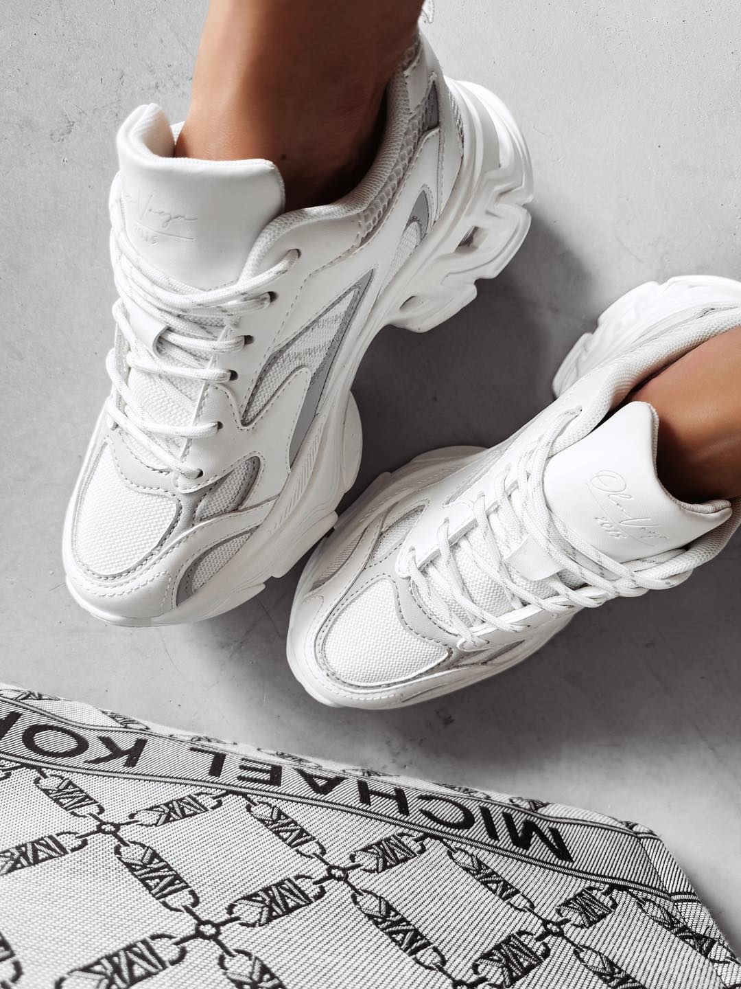 Buty sportowe sneakersy ZX320 OLAVOGA białe