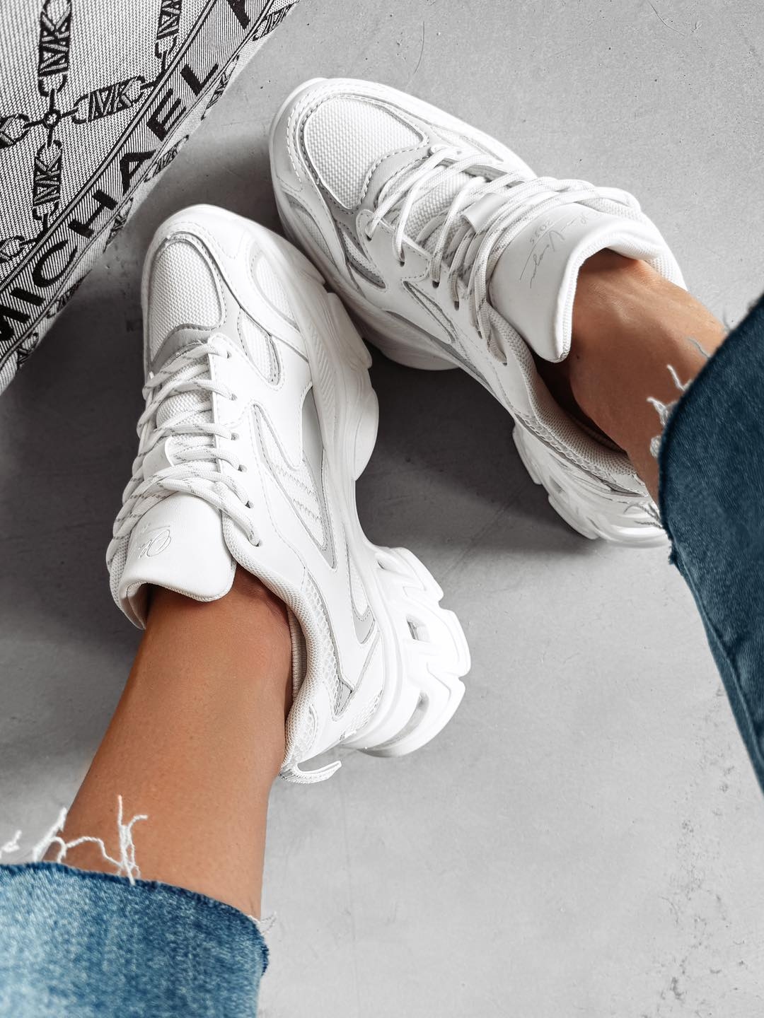 Buty sportowe sneakersy ZX320 OLAVOGA białe