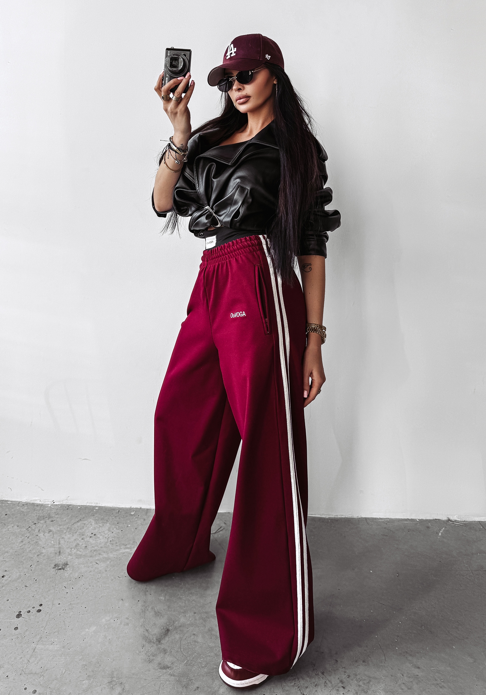 Spodnie z szerokimi nogawkami ANDRA OLAVOGA bordowe