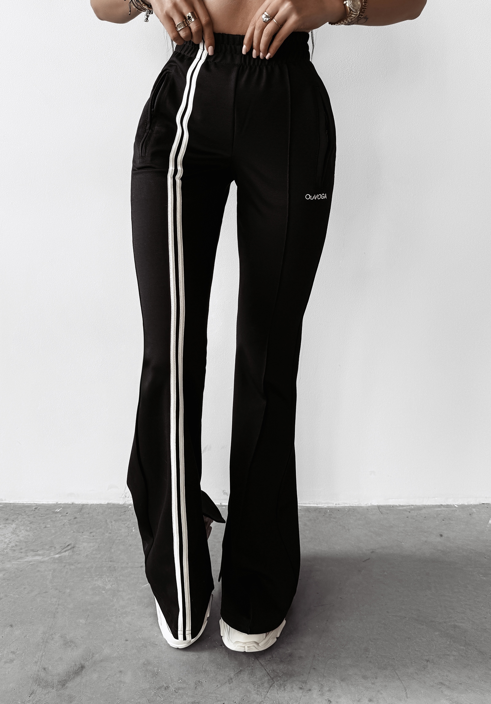 Spodnie z lampasami CLOCHE OLAVOGA czarne Spodnie z lampasami CLOCHE OLAVOGA czarne