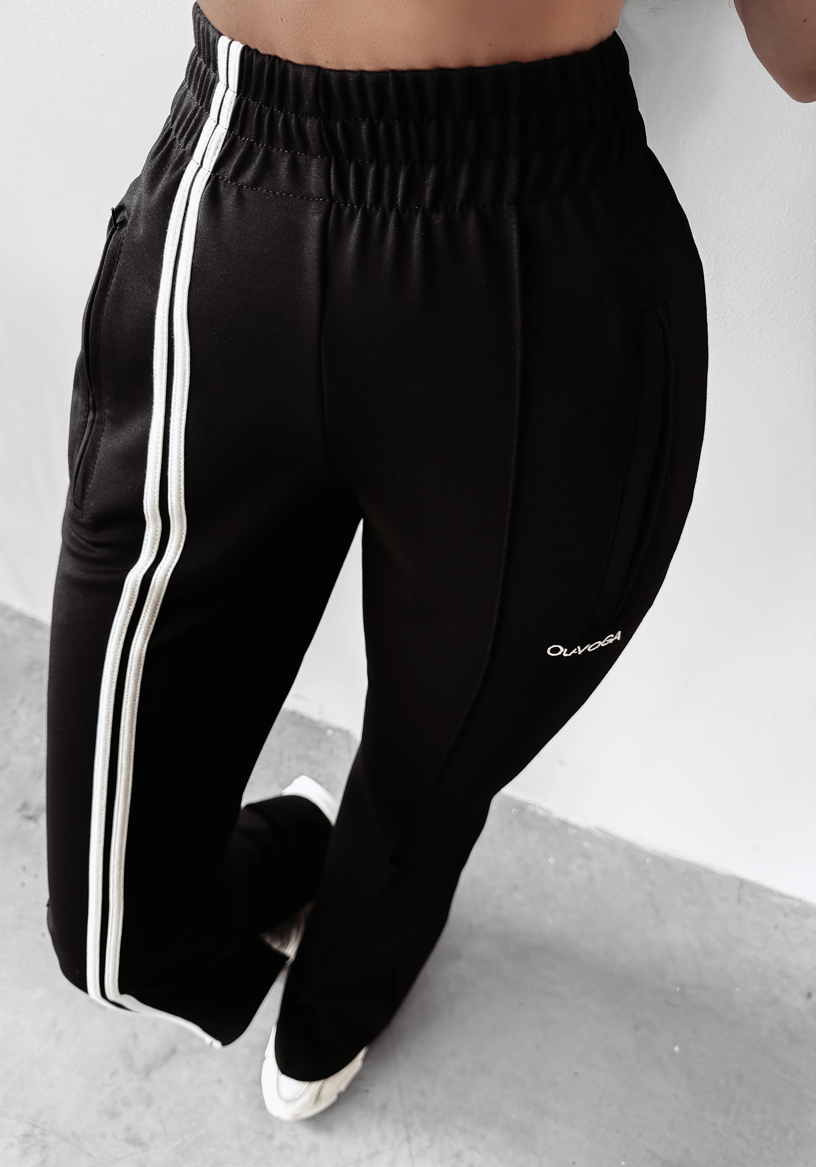 Spodnie z lampasami CLOCHE OLAVOGA czarne Spodnie z lampasami CLOCHE OLAVOGA czarne