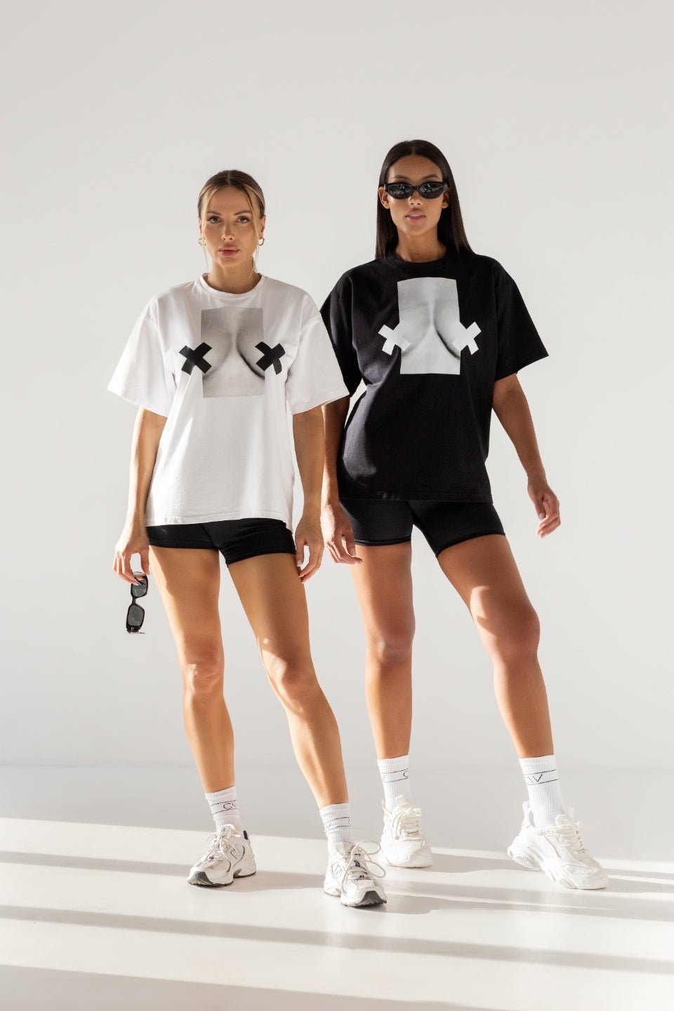 T-shirt bawełniany CHIARA BOOBIES czarny T-shirt bawełniany CHIARA BOOBIES czarny