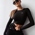 Bluzka dopasowana KOROTO OLAVOGA czarna