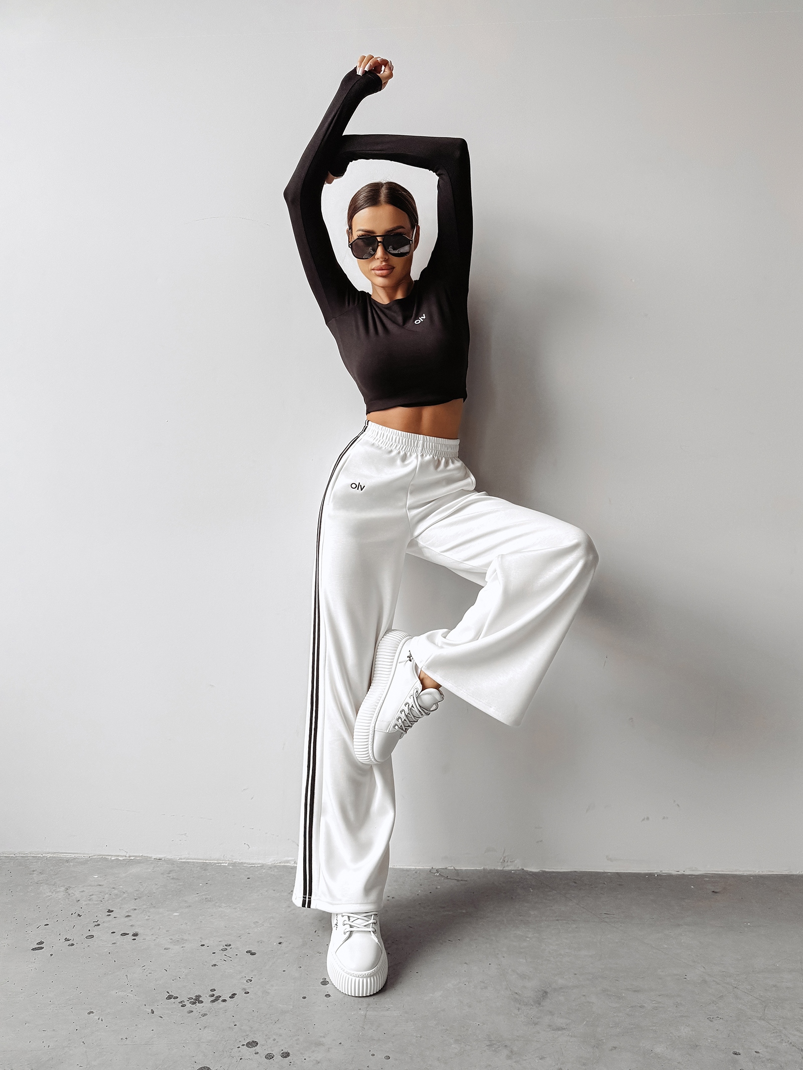 Bluzka dopasowana KOROTO OLAVOGA czarna