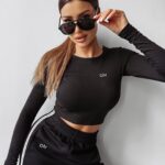 Bluzka dopasowana KOROTO OLAVOGA czarna