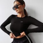 Bluzka dopasowana KOROTO OLAVOGA czarna