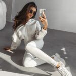 Bluza damska z kapturem MOLETO OLAVOGA ecru