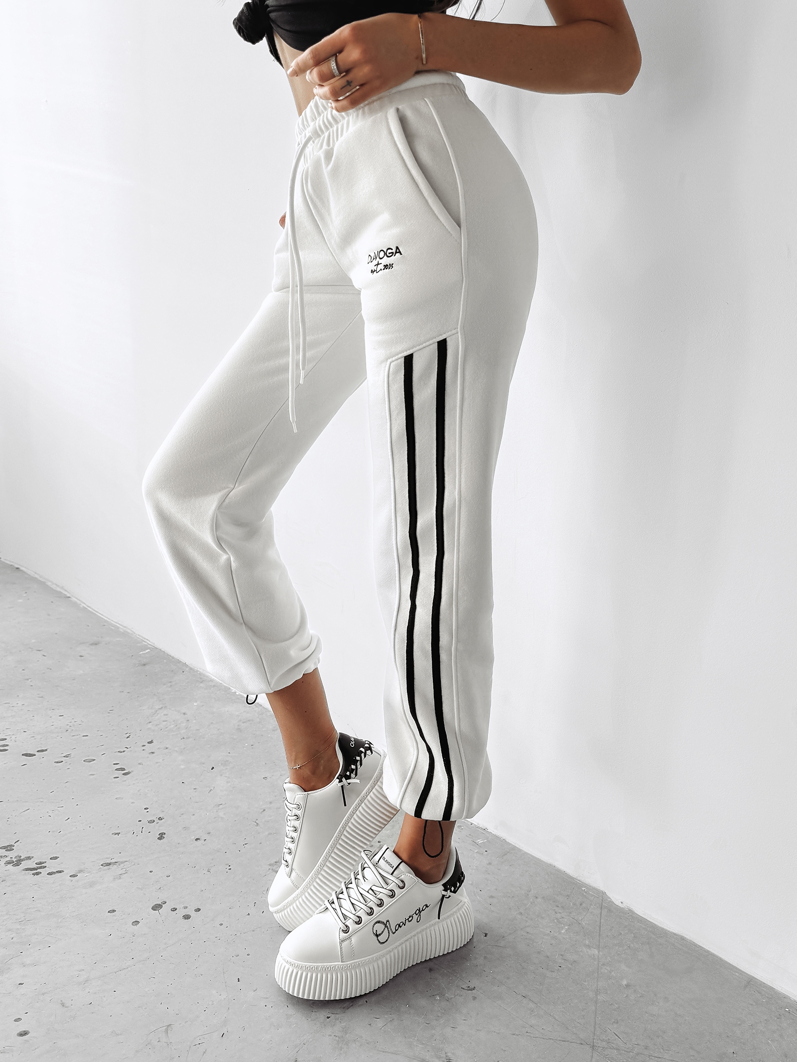 Spodnie sportowe damskie CHORSE OLAVOGA ecru Spodnie sportowe damskie CHORSE OLAVOGA ecru