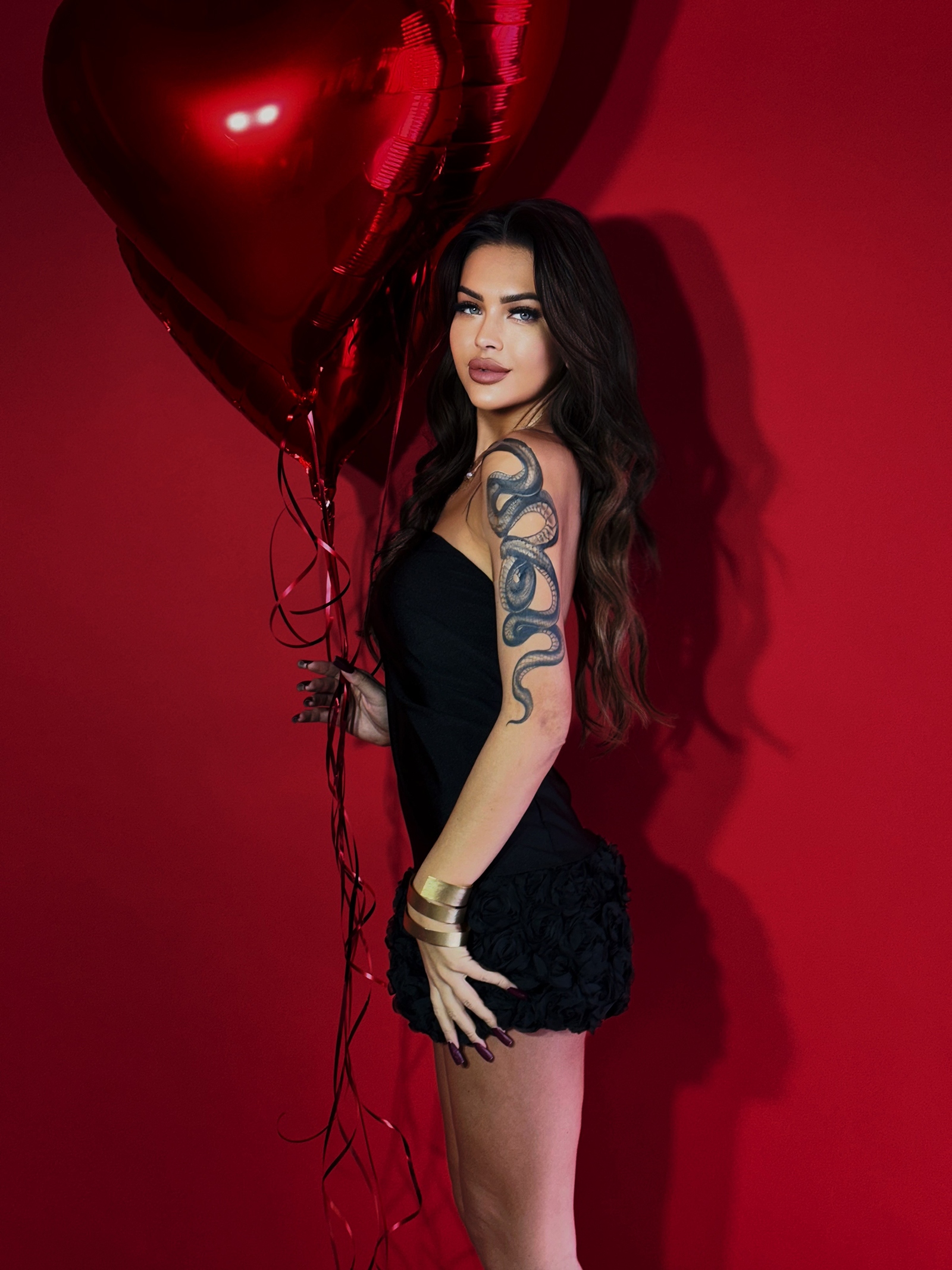 Sukienka mini z różami NB Serses czarna