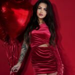 Sukienka welurowa z piórami NB Sirs czerwona