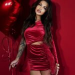 Sukienka welurowa z piórami NB Sirs czerwona