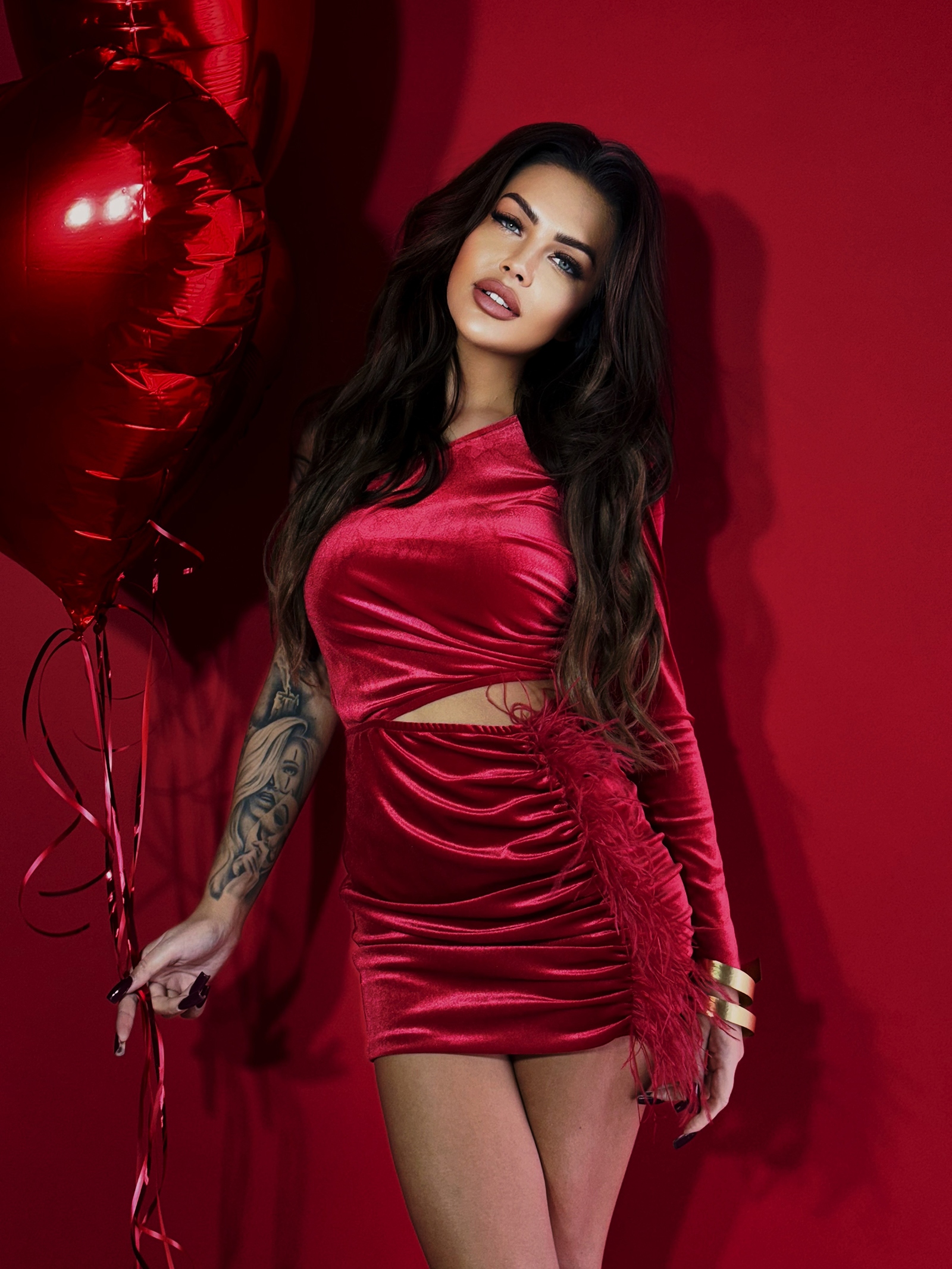 Sukienka welurowa z piórami NB Sirs czerwona