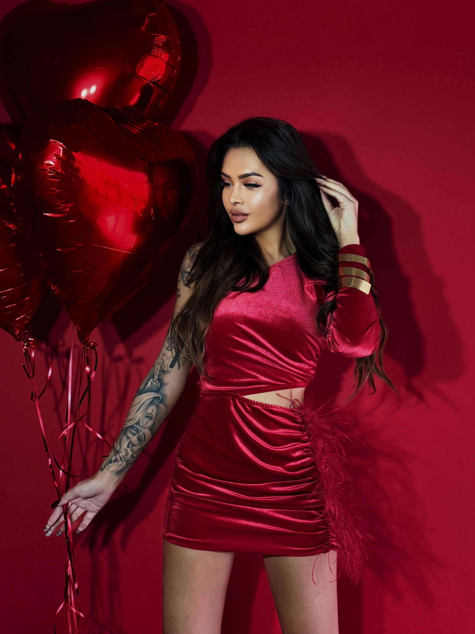 Sukienka welurowa z piórami NB Sirs czerwona