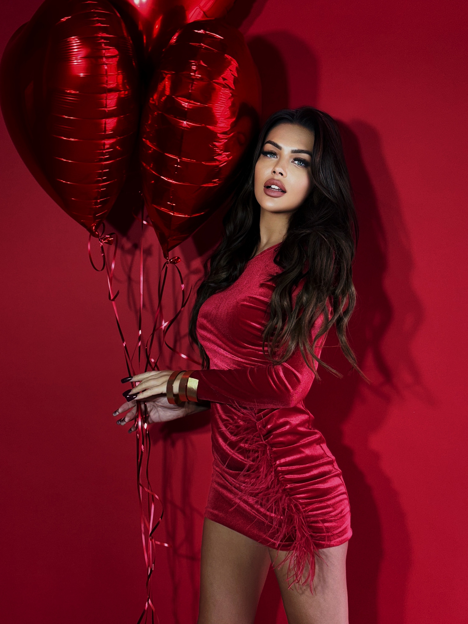 Sukienka welurowa z piórami NB Sirs czerwona