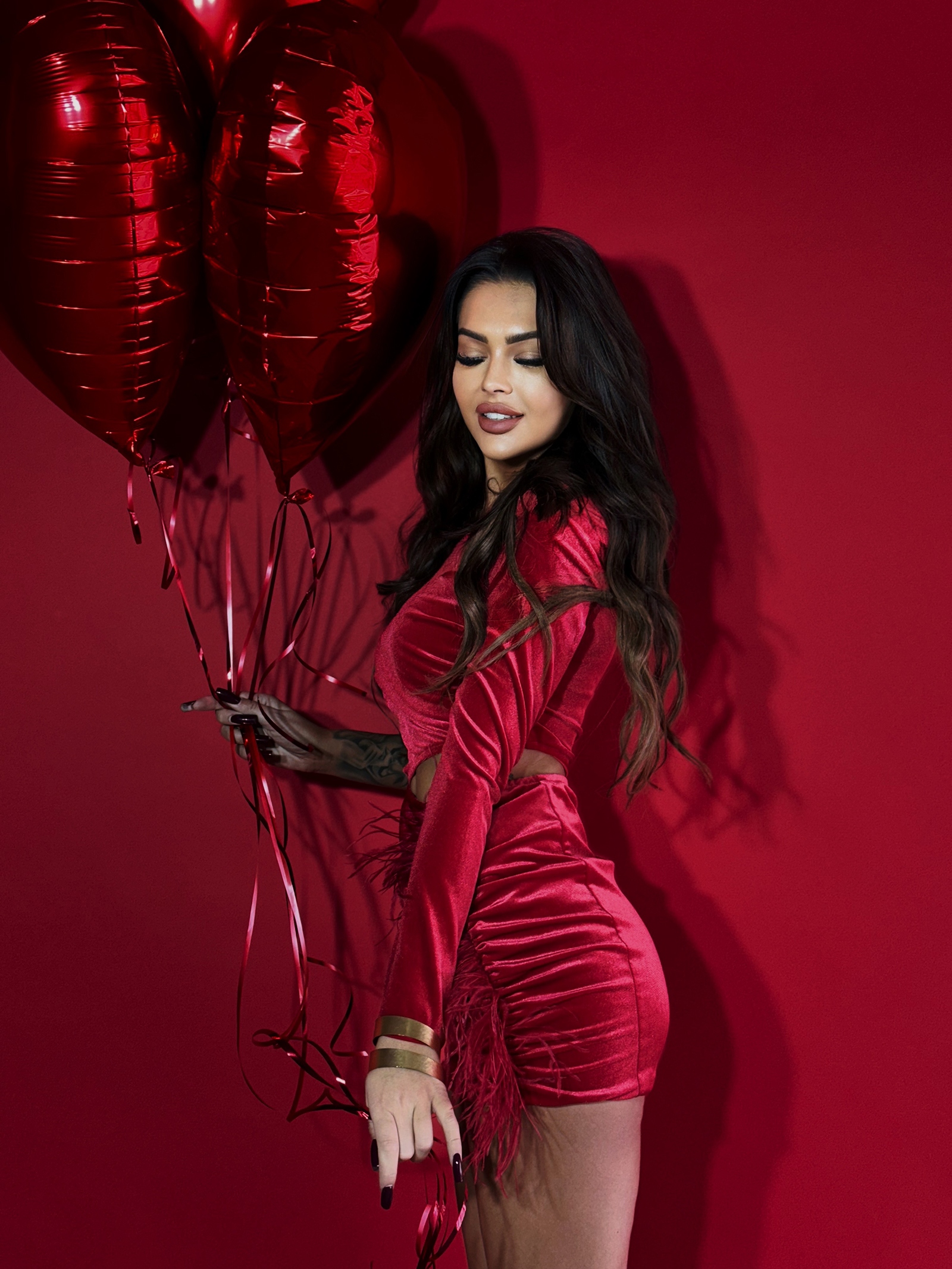 Sukienka welurowa z piórami NB Sirs czerwona