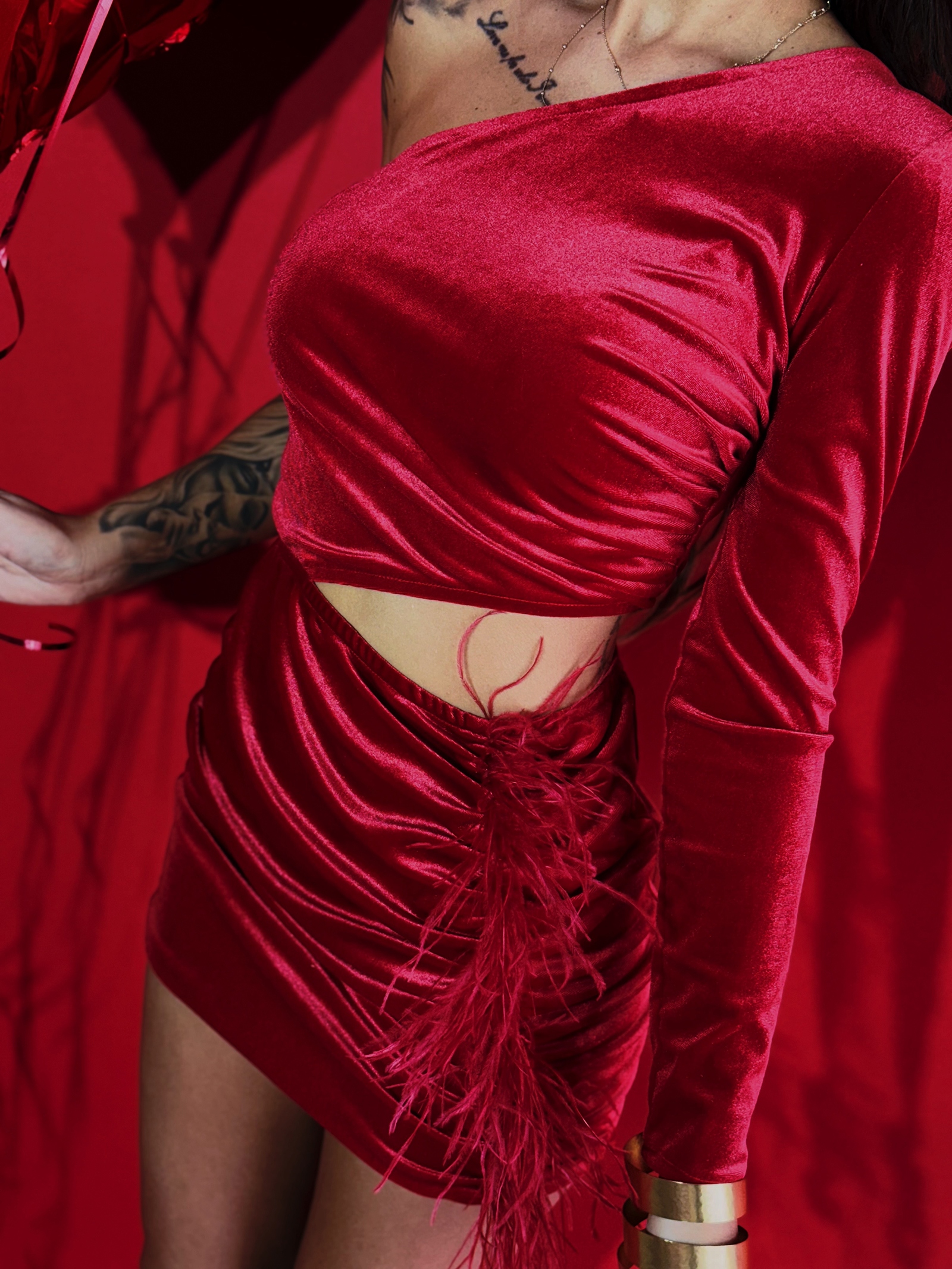 Sukienka welurowa z piórami NB Sirs czerwona