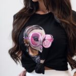 T-shirt z kolorowym nadrukiem MC PINK GLASSES czarny