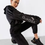 Komplet damski welurowy LAGOS OLAVOGA czarny