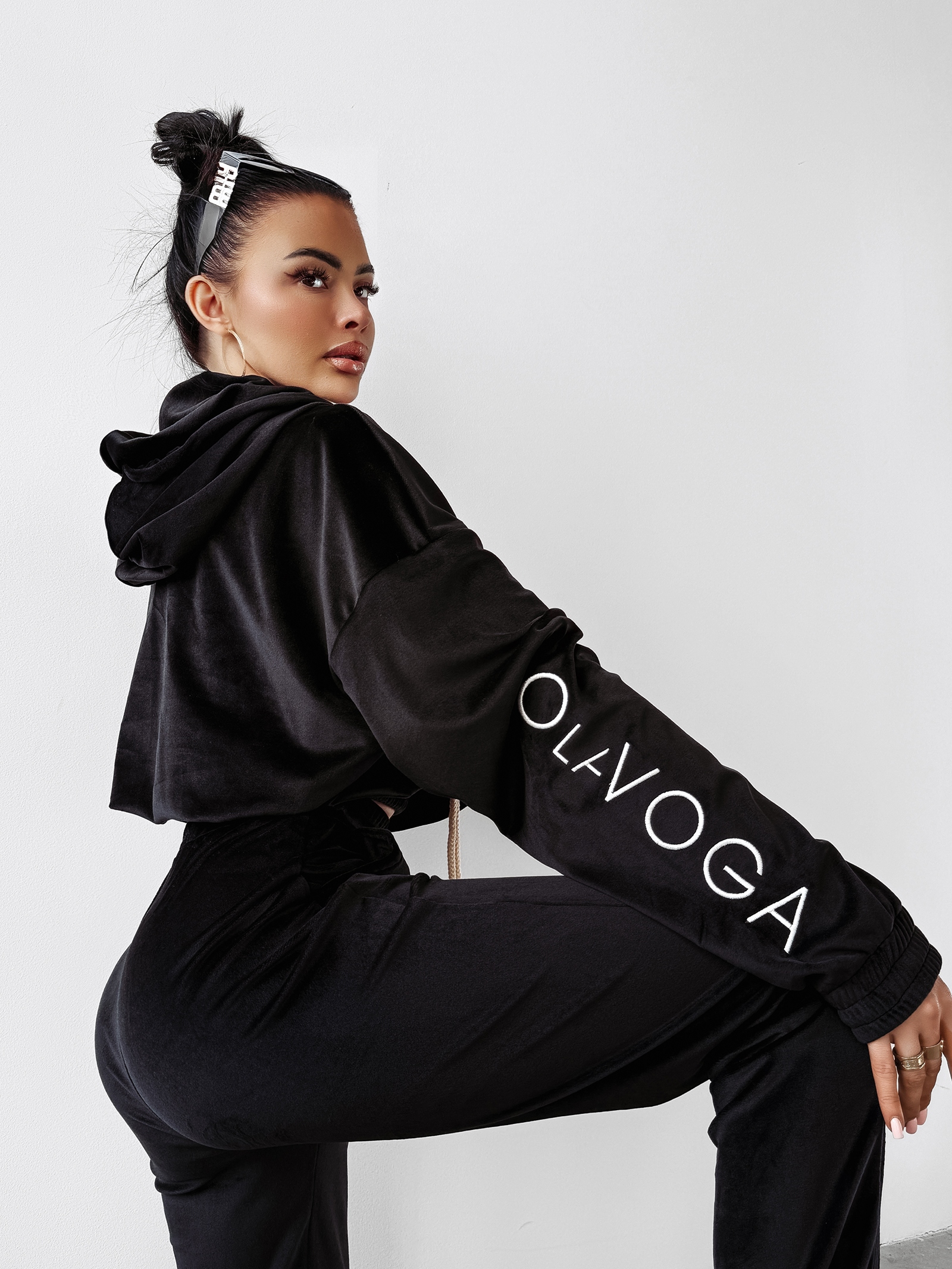 Komplet damski welurowy LAGOS OLAVOGA czarny