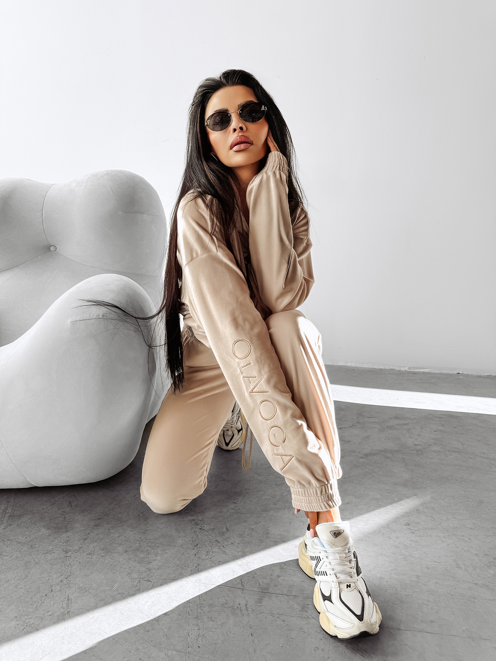 Komplet damski welurowy LAGOS OLAVOGA beżowy