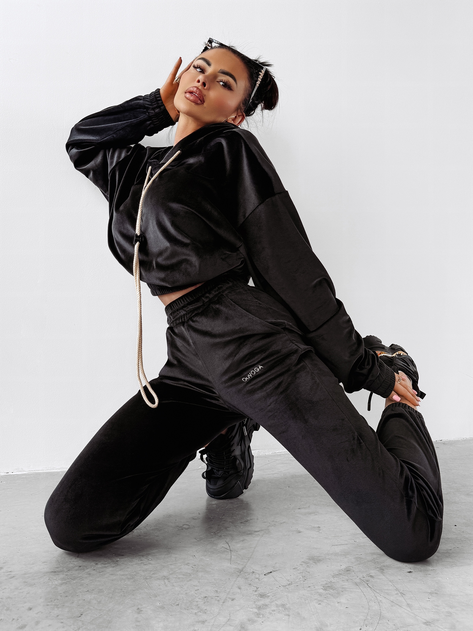 Komplet damski welurowy LAGOS OLAVOGA czarny