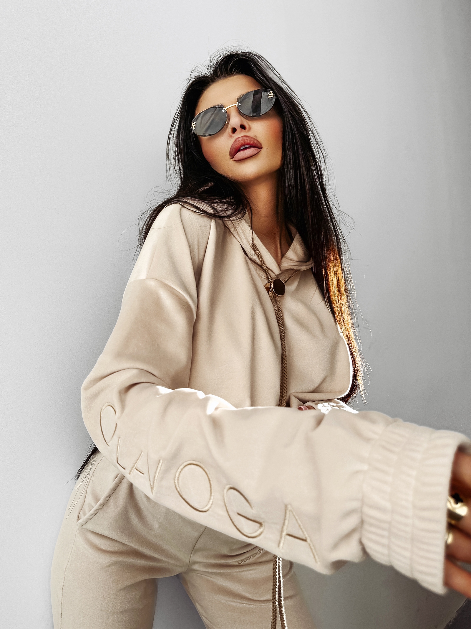 Komplet damski welurowy LAGOS OLAVOGA beżowy Komplet damski welurowy LAGOS OLAVOGA beżowy