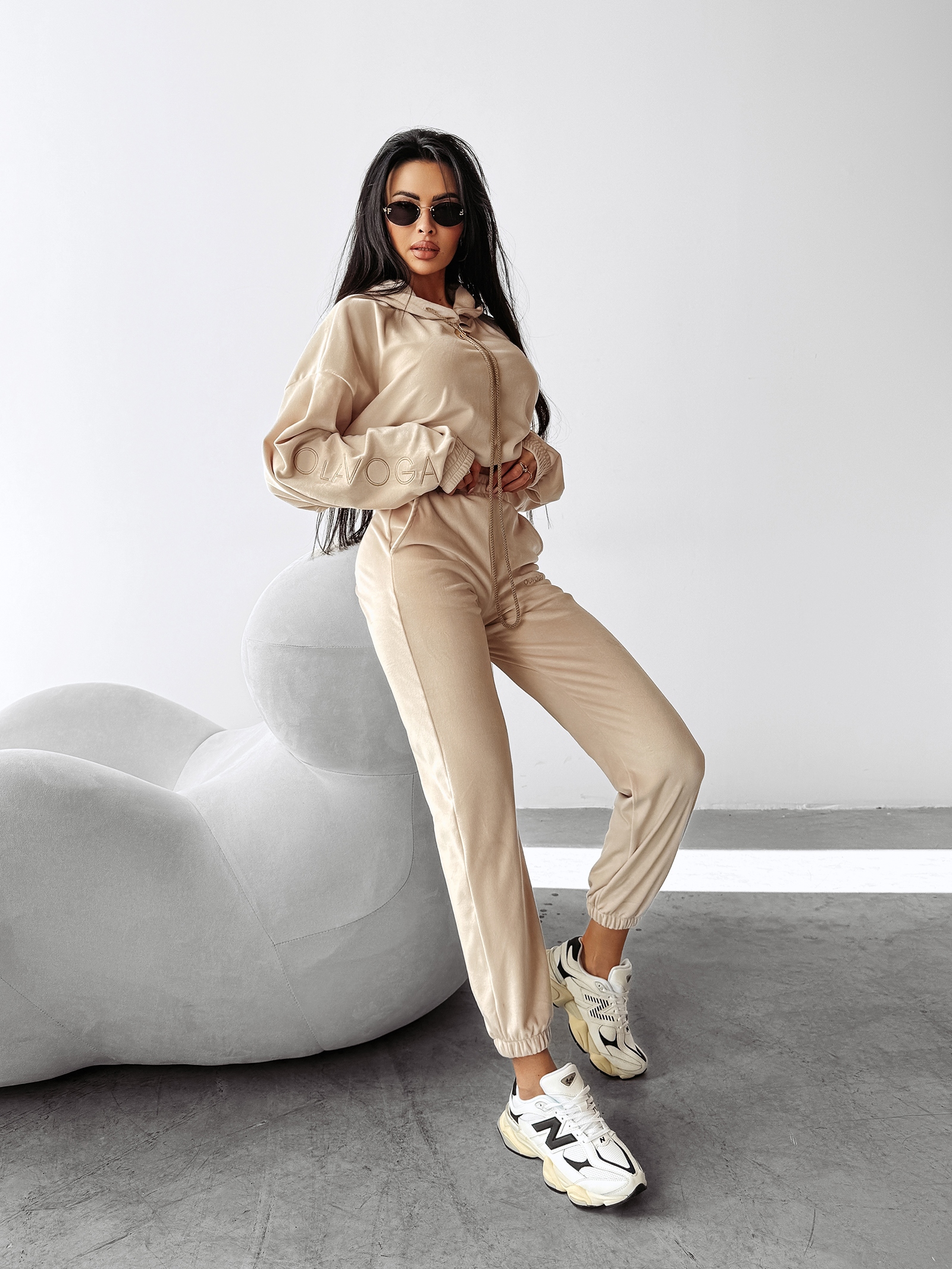 Komplet damski welurowy LAGOS OLAVOGA beżowy Komplet damski welurowy LAGOS OLAVOGA beżowy