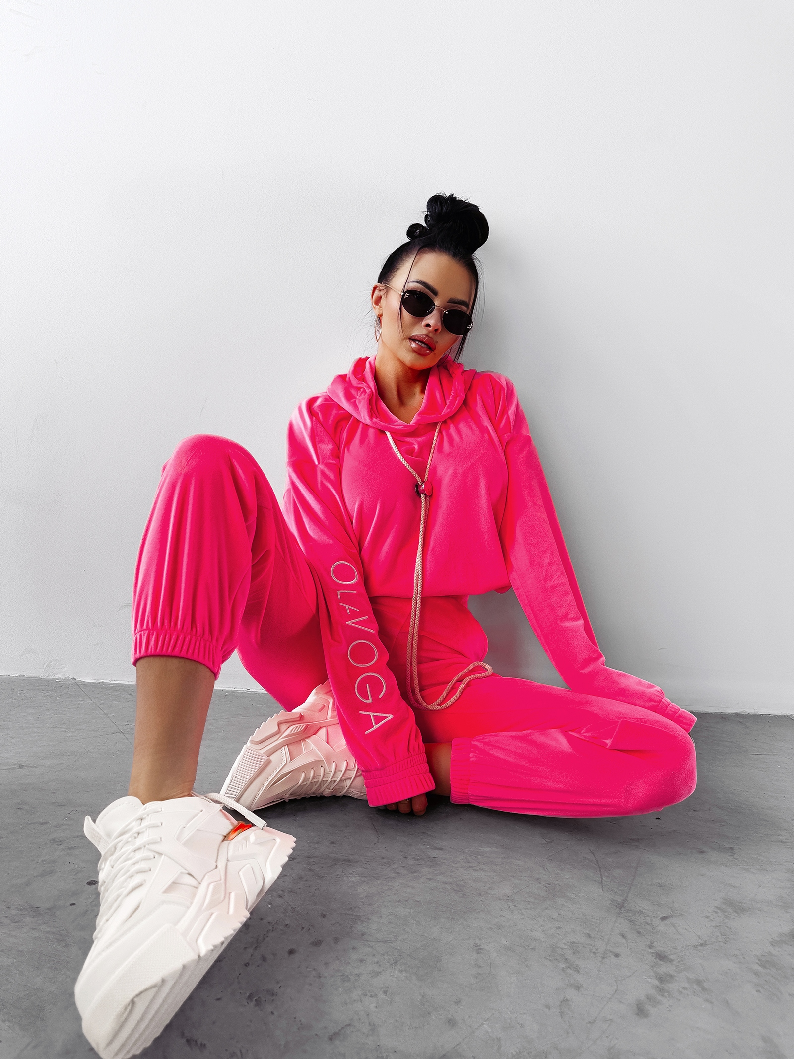 Komplet damski welurowy LAGOS OLAVOGA neon róż