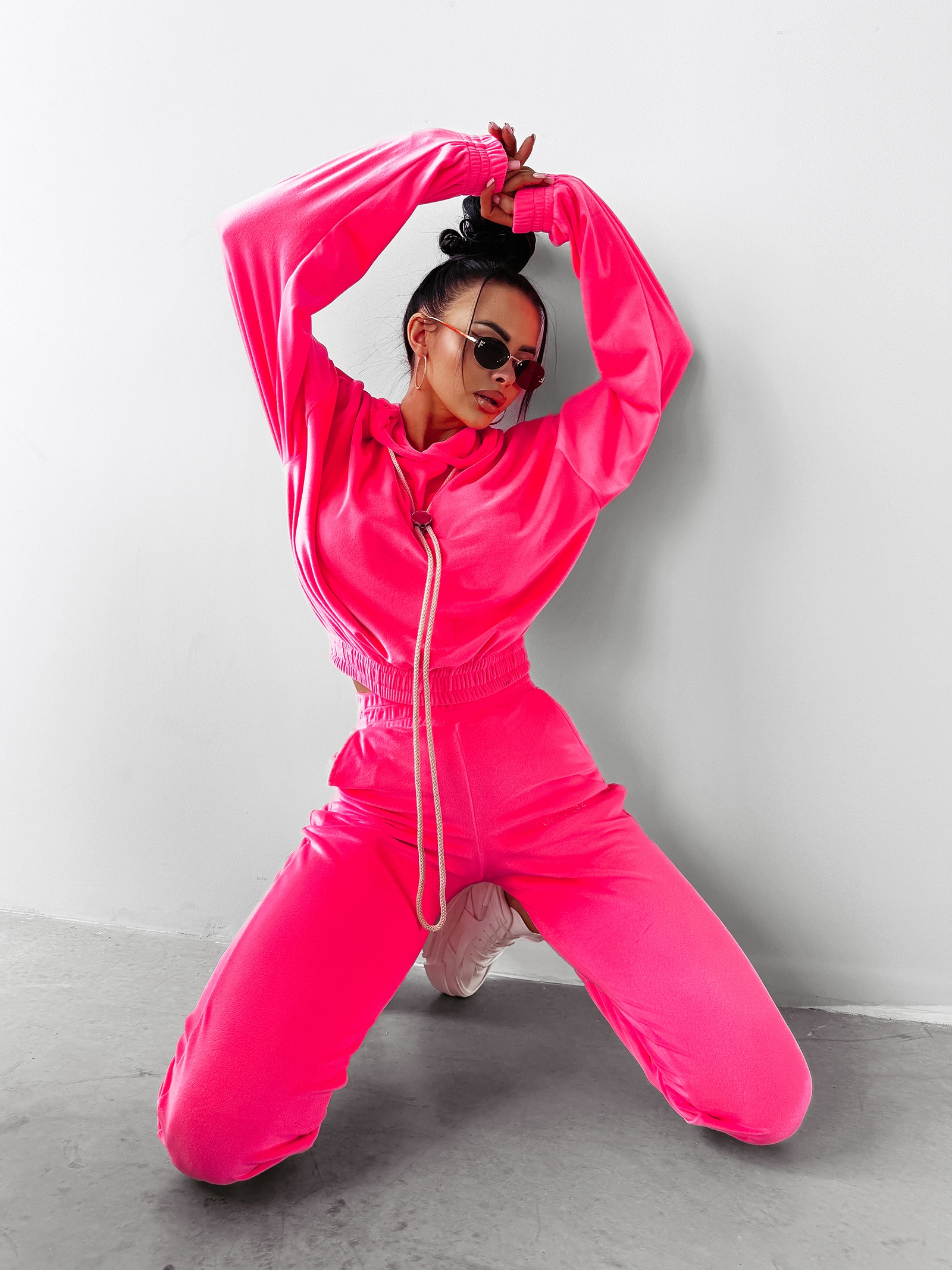 Komplet damski welurowy LAGOS OLAVOGA neon róż Komplet damski welurowy LAGOS OLAVOGA neon róż