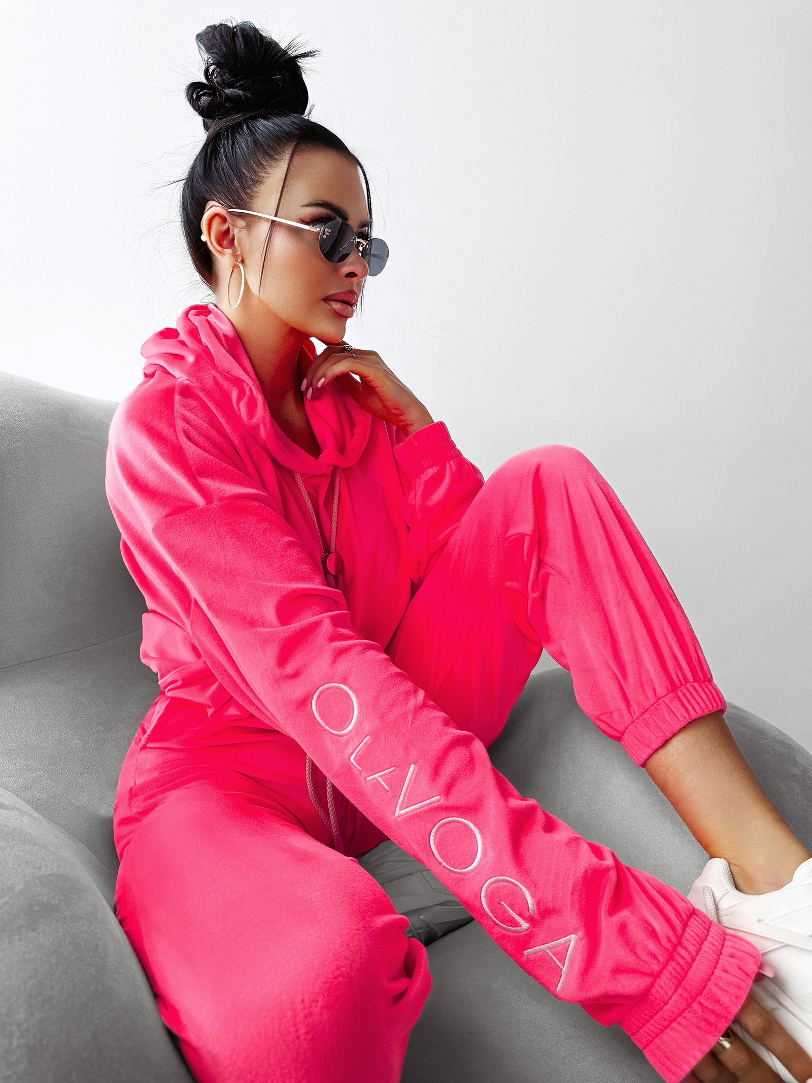 Komplet damski welurowy LAGOS OLAVOGA neon róż Komplet damski welurowy LAGOS OLAVOGA neon róż