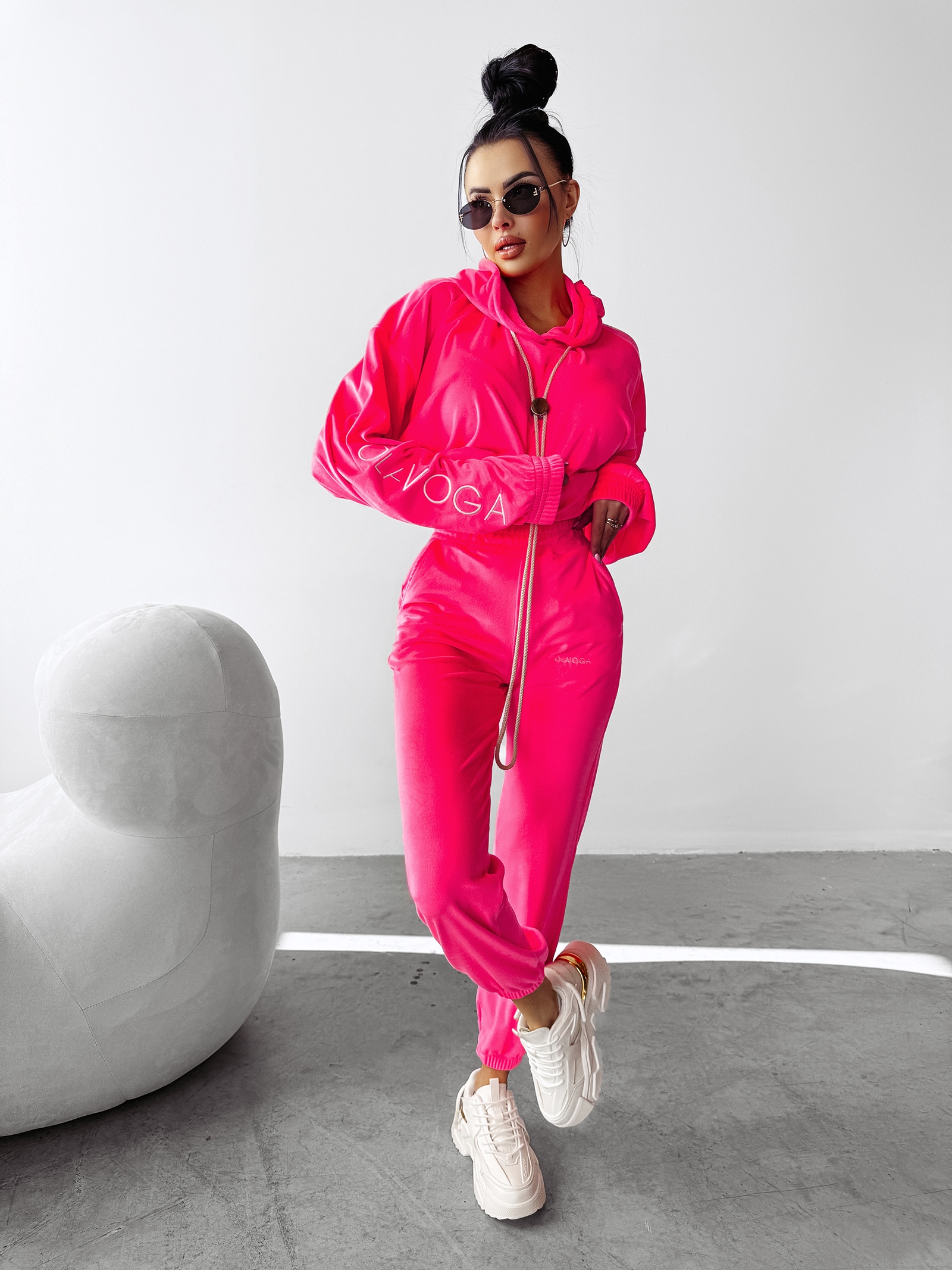 Komplet damski welurowy LAGOS OLAVOGA neon róż Komplet damski welurowy LAGOS OLAVOGA neon róż