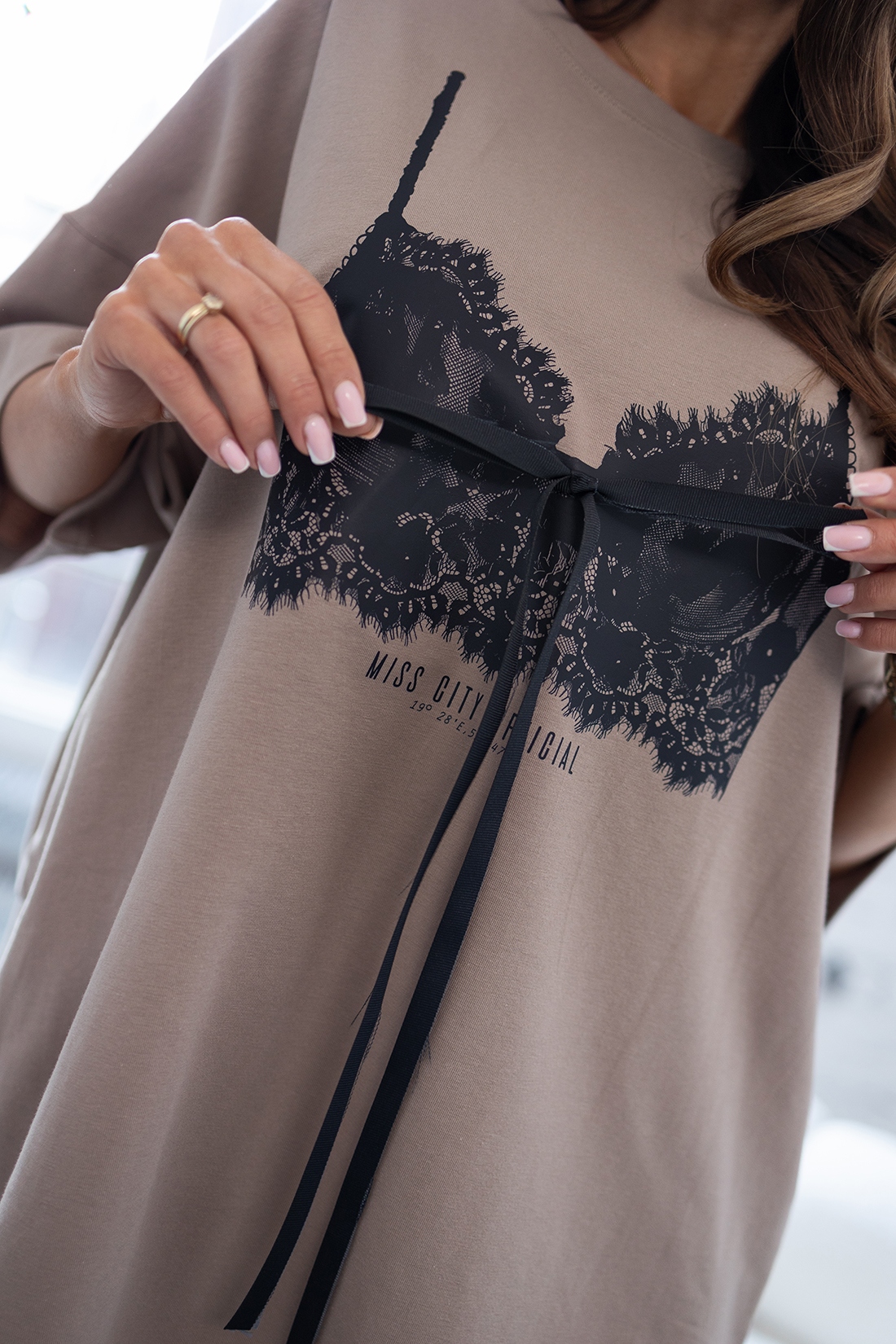 T-shirt z nadrukiem oversize MC Balconette beżowy