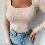 Bluzka prążkowana RANDOM OLAVOGA beżowa