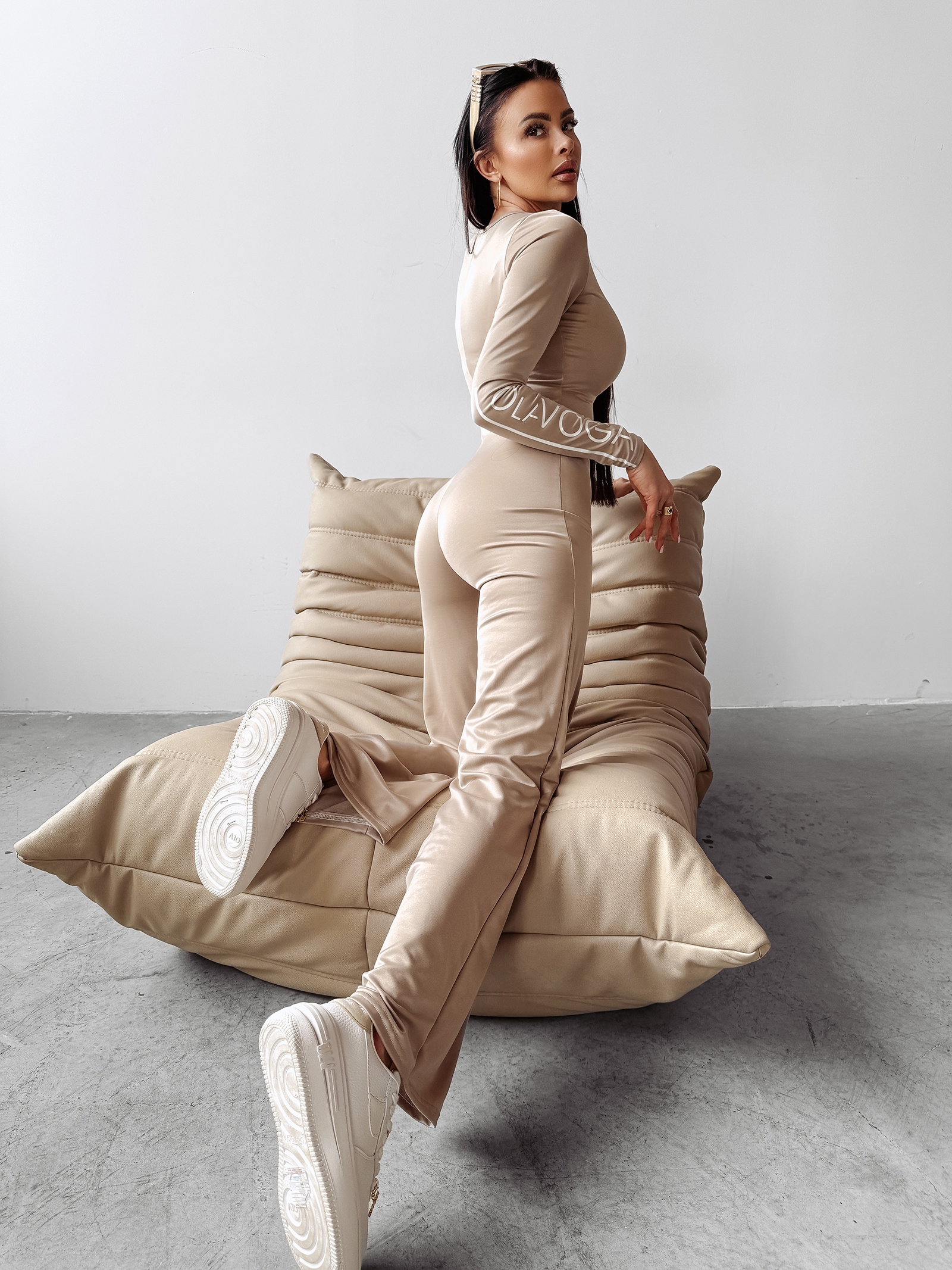 Kombinezon dopasowany BLISS OLAVOGA beżowy
