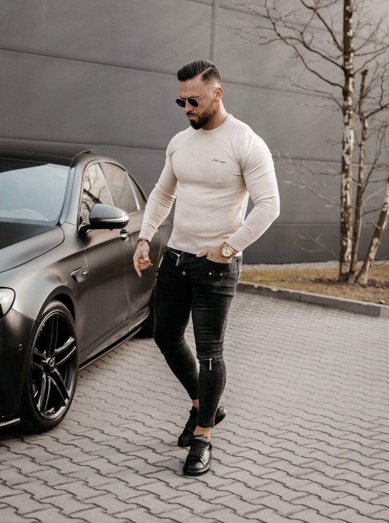 Xotin dugonasini yalaydi, eri esa tomosha qiladi