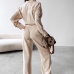 Komplet damski o luźniejszym kroju SERENE OLAVOGA j.beż