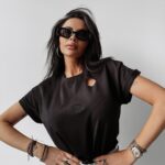 T-shirt z wycięciem LILAC OLAVOGA czarny