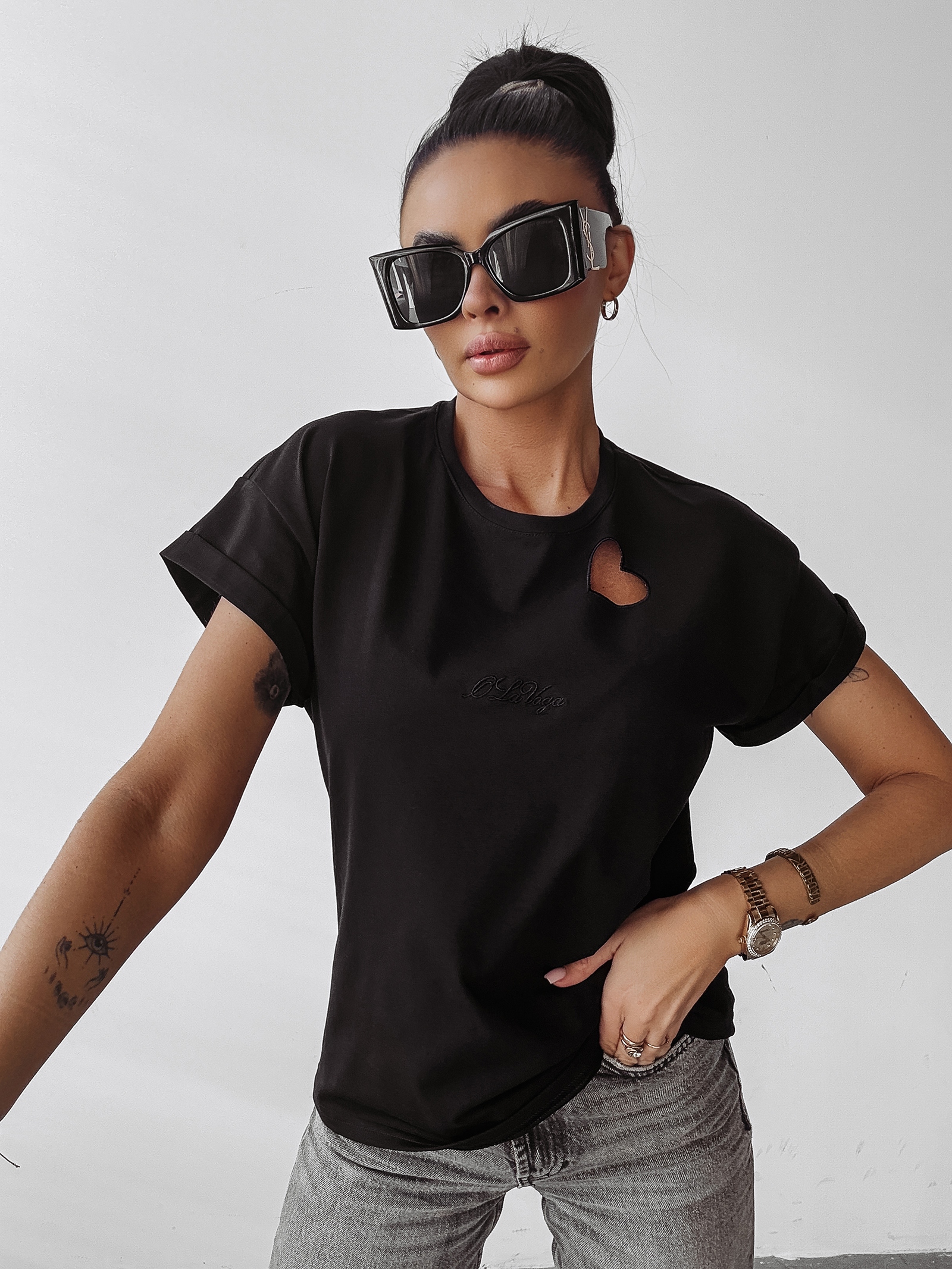 T-shirt z wycięciem LILAC OLAVOGA czarny