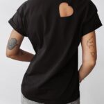 T-shirt z wycięciem LILAC OLAVOGA czarny