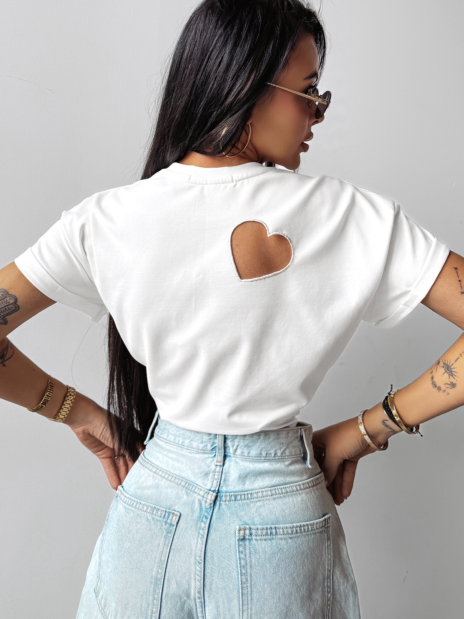 T-shirt z wycięciem LILAC OLAVOGA ecru T-shirt z wycięciem LILAC OLAVOGA ecru