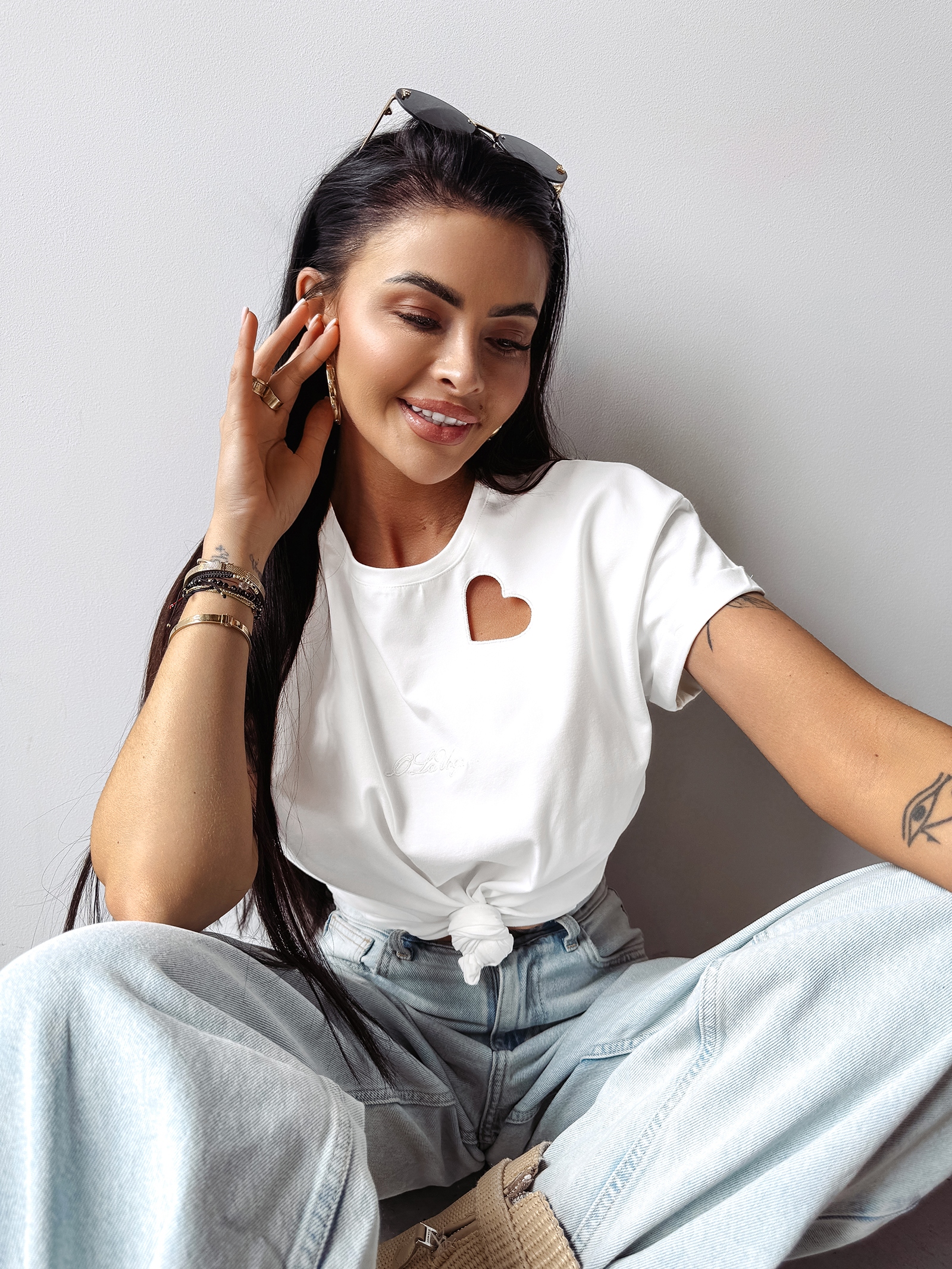 T-shirt z wycięciem LILAC OLAVOGA ecru T-shirt z wycięciem LILAC OLAVOGA ecru