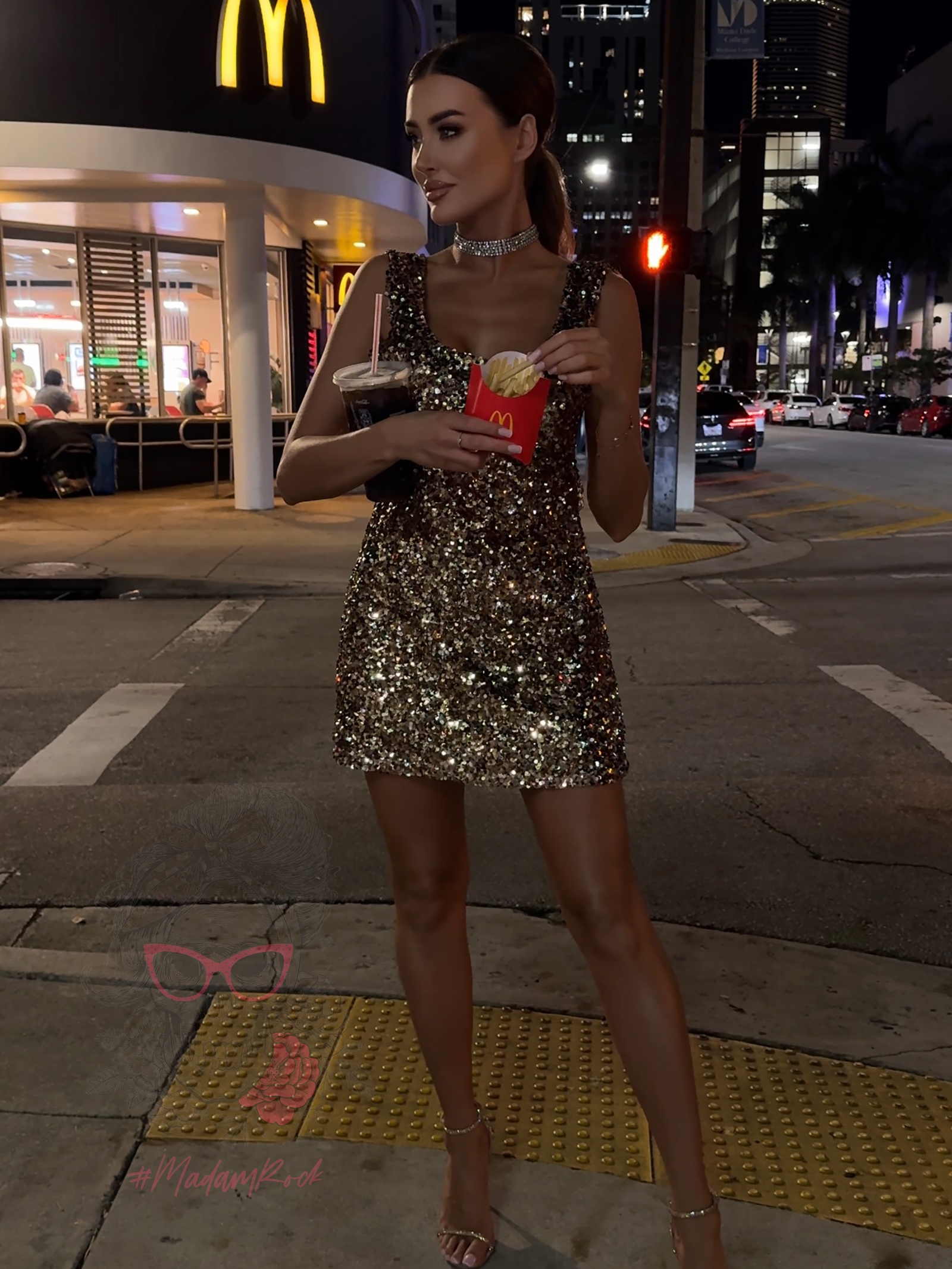 Sukienka z wyciętymi plecami NB Lamariu złota Sukienka z wyciętymi plecami NB Lamariu złota