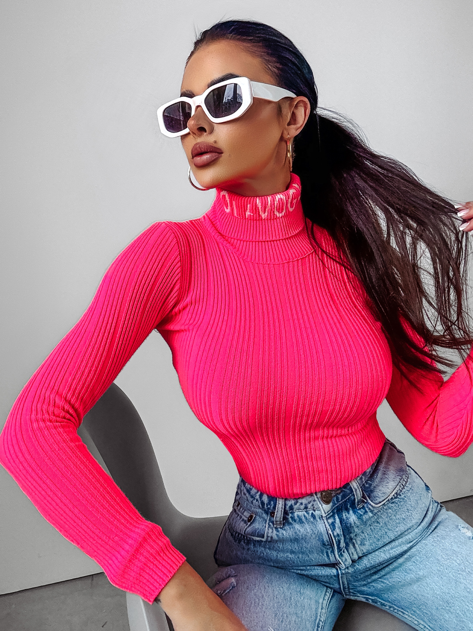 Sweter z golfem Laos Ola Voga neonowy róż