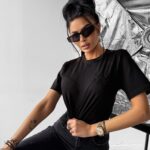 T-shirt z naszywką SOFT ROSE OLAVOGA czarny