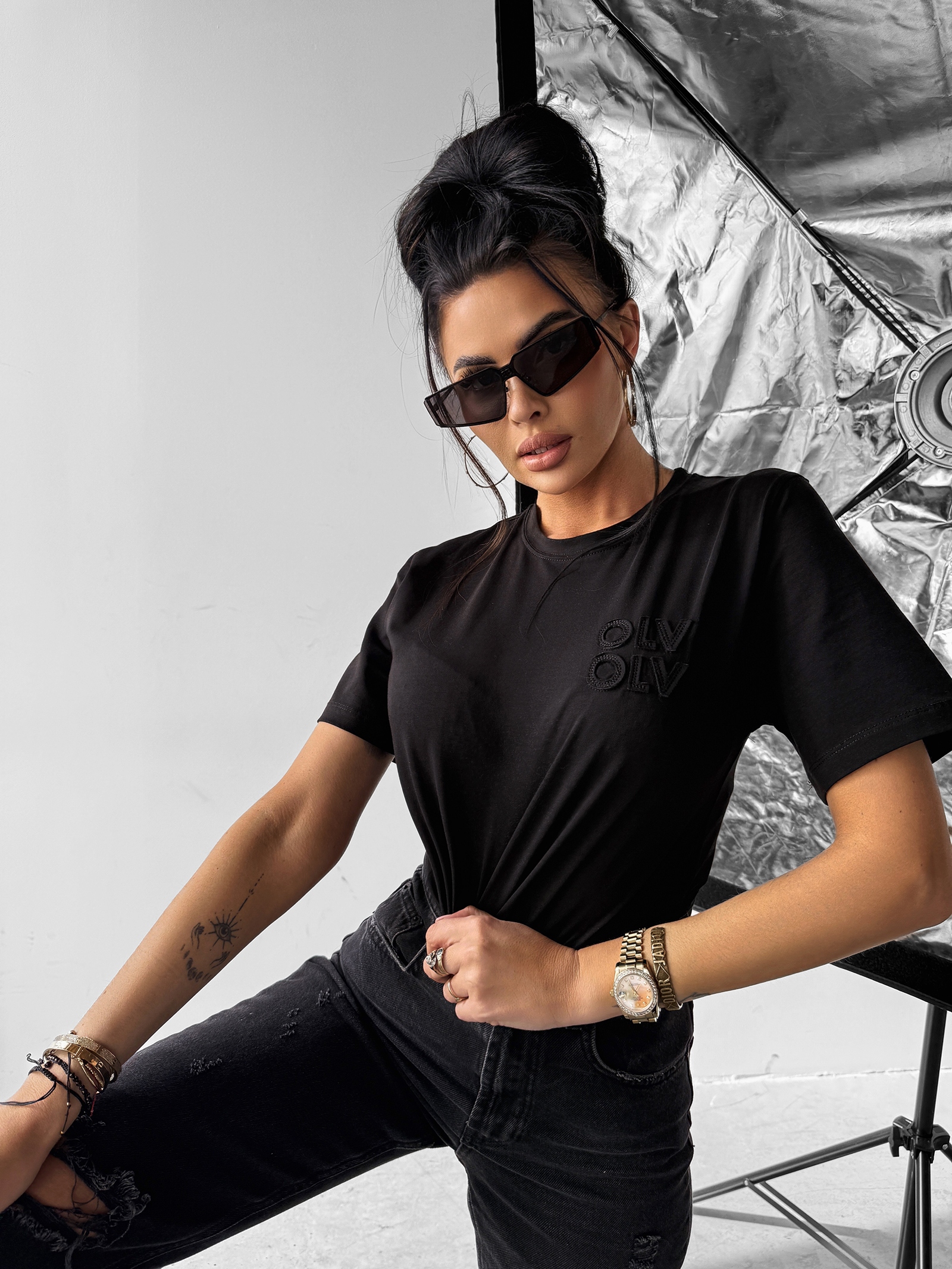 T-shirt z naszywką SOFT ROSE OLAVOGA czarny T-shirt z naszywką SOFT ROSE OLAVOGA czarny