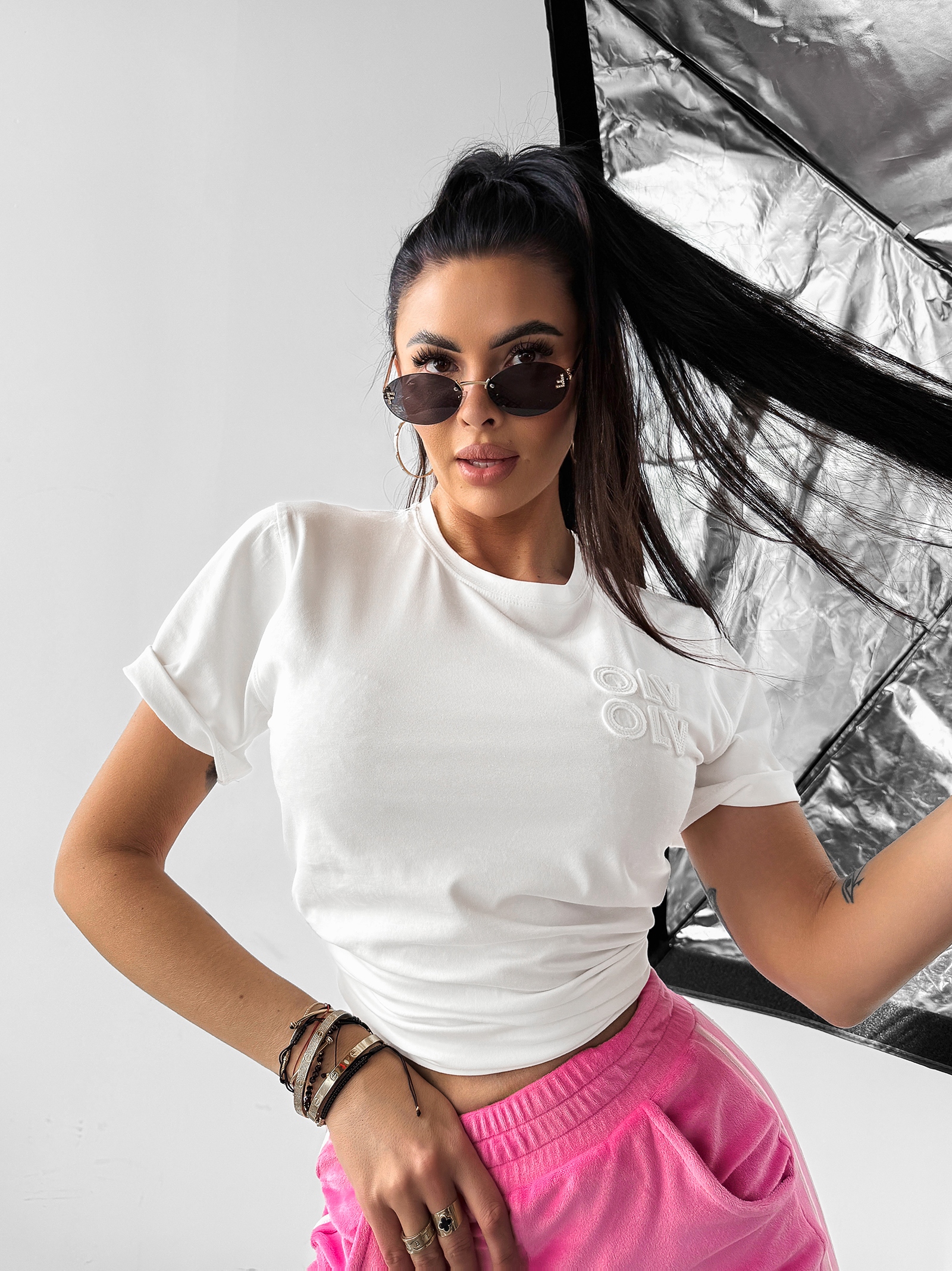 T-shirt z naszywką SOFT ROSE OLAVOGA ecru T-shirt z naszywką SOFT ROSE OLAVOGA ecru